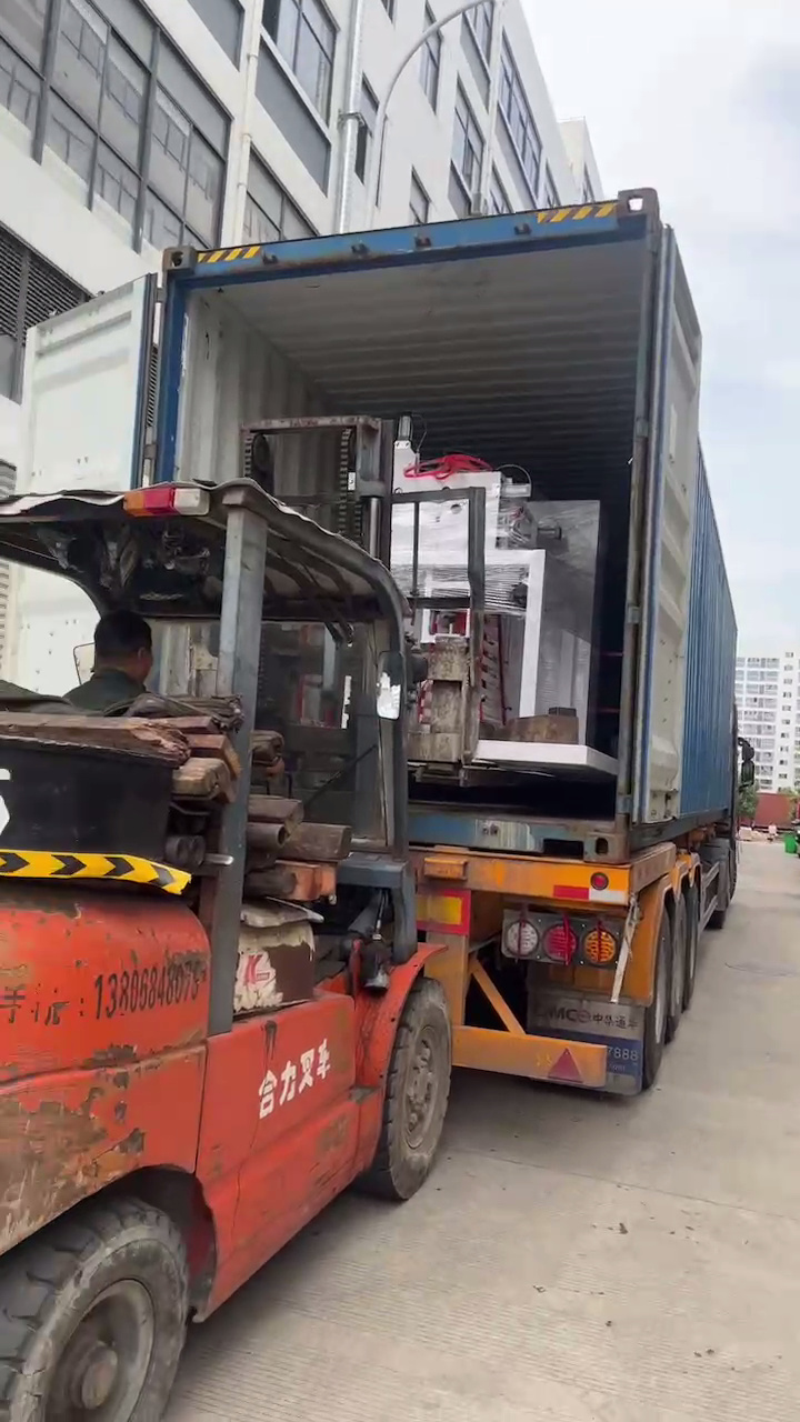 The film blowing machine and environmentally friendly air-cooled granulator ordered by Mexican customers were successfully loaded and shipped